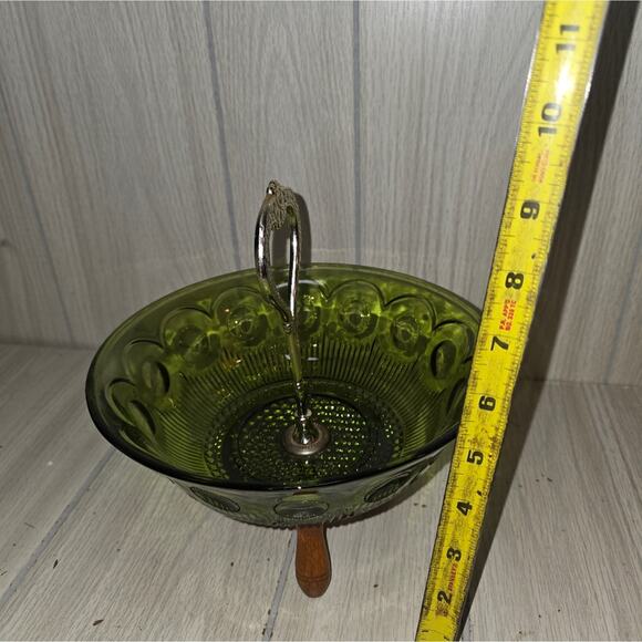 Vtg Green Glass Candy Dish Wood Feet Metal Heart Shaped Handle Table Centerpiece - Picture 4 of 7